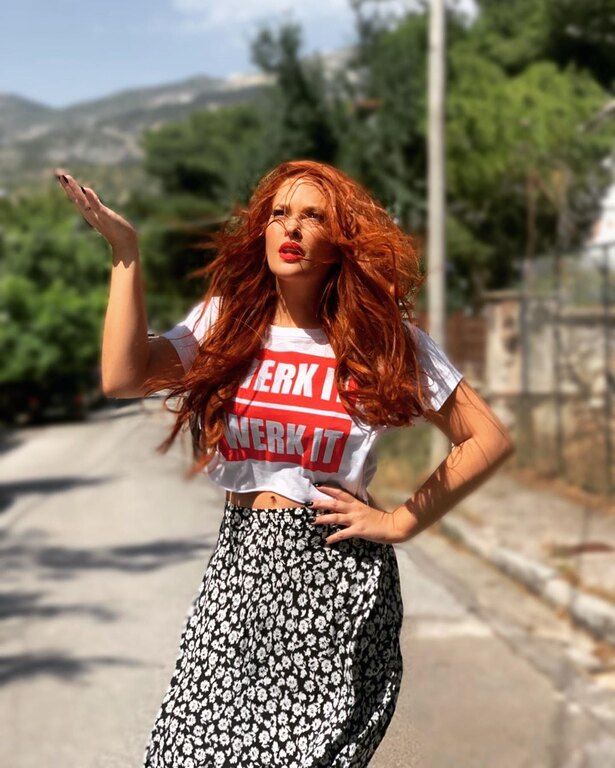 Για το μπάνιο της επέλεξε ένα ολόσωμο μαγιό σε fluo πορτοκαλί που πήγαινε απίστευτα με το ηλιοκαμένο της κορμί.