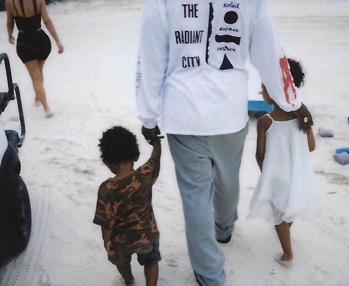 Η Kim Kardashian και ο Kanye West πέρασαν την προηγούμενη Κυριακή (30/6) μαζί με τα παιδιά τους στο Hollywood Hills και αφού έφαγαν πήγαν σε ένα πάρτι, στο οποίο βρέθηκαν και άλλοι stars του Hollywood.