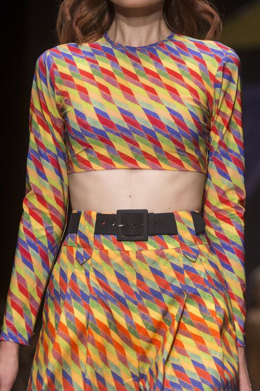 Crop top με μακριά μανίκια