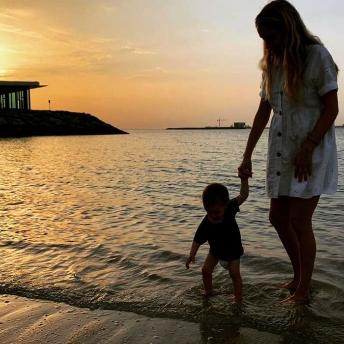 Δούκισσα Νομικού, έγκυος στο δεύτερο παιδάκι της, με τον μικρό Σάββα.