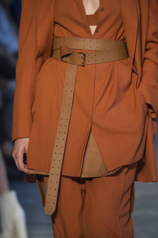Mία πολύ μακριά για να κάνεις fashion statement ακόμα και με ένα κλασικό κοστούμι (Agnona S/S 2019)