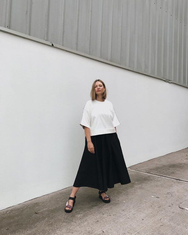 Velcro sandals τα οποία μπορείς να συνδυάσεις με midi φούστες, αέρινα φορέματα, safari shorts και φυσικά υφασμάτινα και denim παντελόνια.