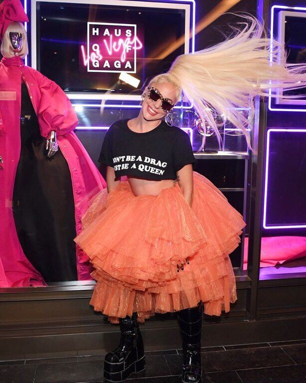 Η Lady Gaga μας έχει συνηθίσει από τότε που τη γνωρίσαμε σε περίεργες εμφανίσεις και πάντα nude πόζες.