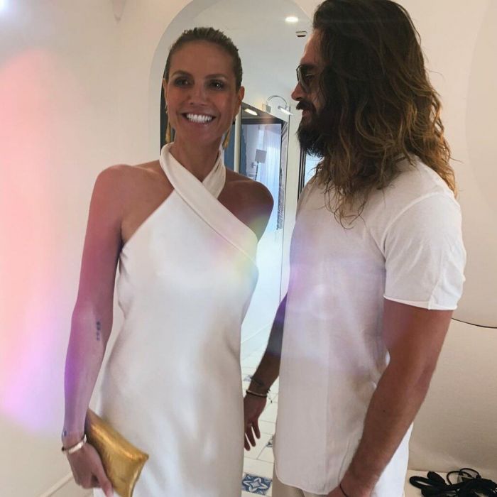 Η Heidi έδειχνε πολύ ευτυχισμένη στο πλευρό του Tom, και το ίδιο κι εκείνος. Το πρώην μοντέλο ανέβασε στο account της στο Instagram την πρώτη επίσημη φωτό από τον γάμο τους με το caption αυτής να γράφει:..