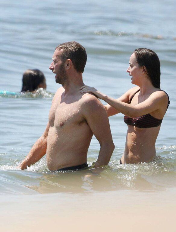 Ιδού η Dakota με τον Chris Martin μαζί στη θάλασσα σε κάπως τρυφερές στιγμές.