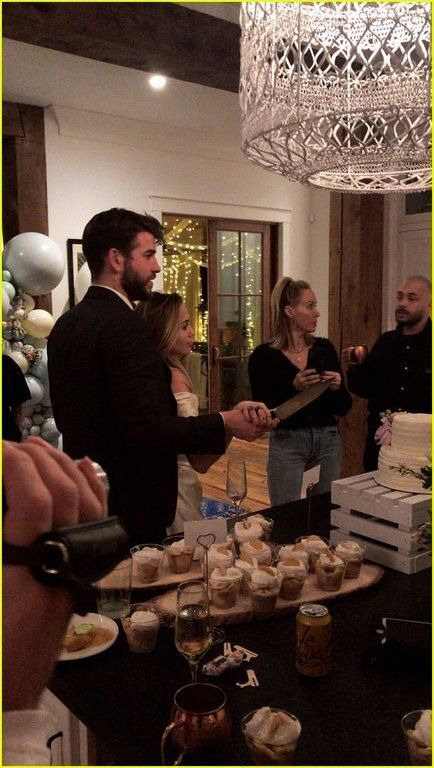 «Ο Liam και η Miley συμφώνησαν να χωρίσουν τη δεδομένη αυτή χρονική στιγμή. Διαρκώς εξελισσόμενοι, και αλλάζοντας ως προσωπικότητες και ως άτομα, αποφάσισαν ότι αυτό είναι το καλύτερο, ενώ και οι δύο επικεντρώνονται στον εαυτό τους και στη σταδιοδρομία το