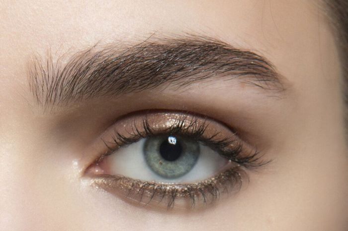 Η μάσκαρα είναι πρωταγωνιστής σε αυτό το look και η σκιά αναλαμβάνει δεύτερο ρόλο