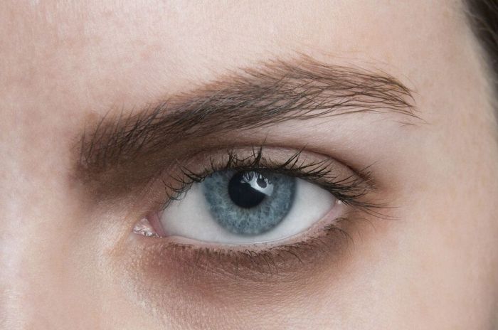 Είναι ένα ανάποδο smoky look με edgy αναφορές.