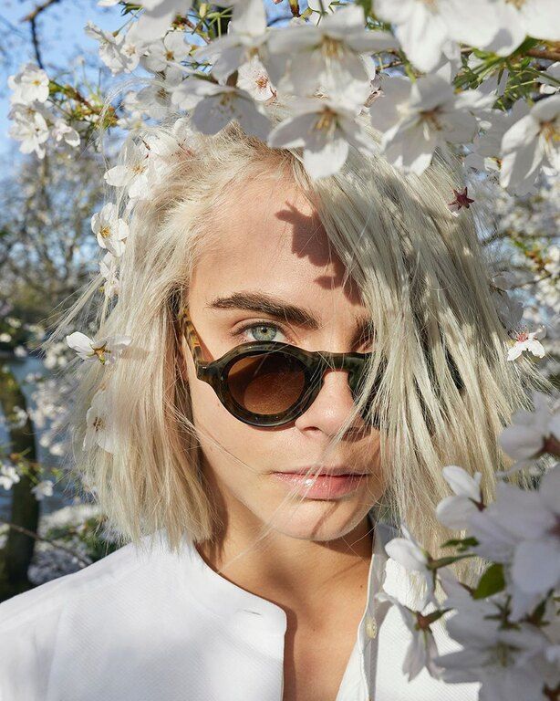 CARA DELEVINGNE. Έκανε ένα κοντό καρέ και ξεκούρασε τα μαλλιά της μετά το πλατινέ. Είναι τέλειο αν και εσύ βάφεις τα μαλλιά σου πολύ ανοιχτά.