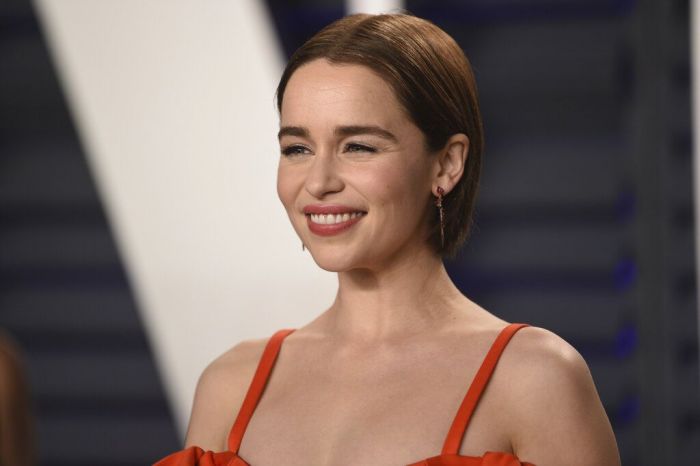 EMILIA CLARKE. Μετά το πλατινέ, η Emilia έκοψε αυτό το καρέ και γύρισε το χρώμα της στο καστανό για στιλ και για το καλό των μαλλιών της.