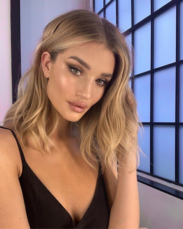ROSIE HUNTINGTON WHITELEY. Ένα φιλαριστό καρέ με αρκετό μήκος που είναι ιδανικό αν φοβάσαι τις μεγάλες αλλαγές.