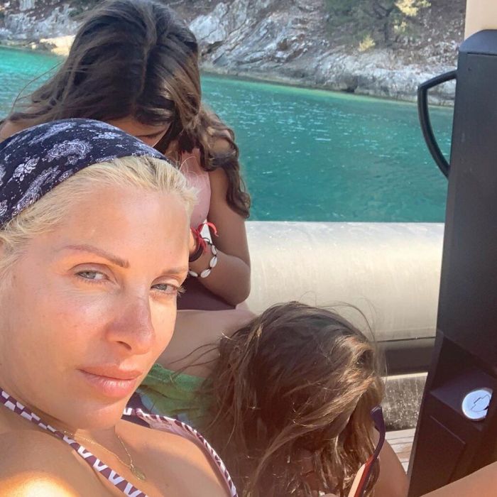Αυτή τη φορά ποζάρει με την Λάουρα και τη Βαλέρια
