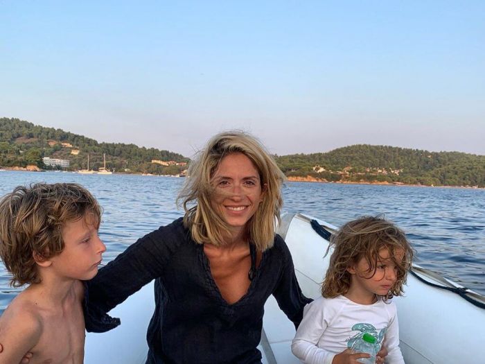 Από τη Μύκονο στην Σκόπελο η Σοφία Καρβέλα μαζί με τους γιους της