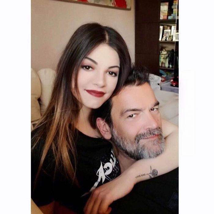 Η νεαρή κοπέλα λοιπόν, η οποία σπουδάζει σε δραματική σχολή, έχει κληρονομήσει το ταλέντο και την αγάπη της για την υποκριτική, τόσο από τους γονείς όσο και από τους παππούδες της.