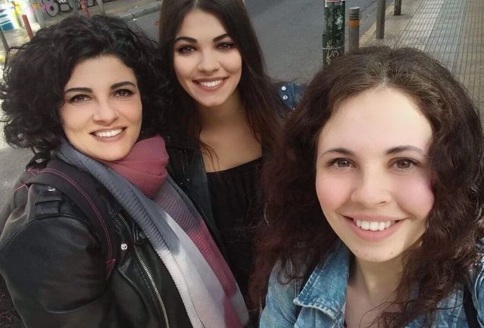 Εδώ ποζάρει με την μητέρα της Τάνια Τρύπη και την αδερφή της.