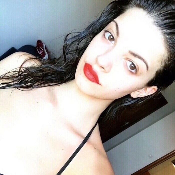 Είναι ιδιαίτερα ενεργή στο Ιnstagram και ανεβάζει αρκετές φωτογραφίες από την καθημερινότητά της.