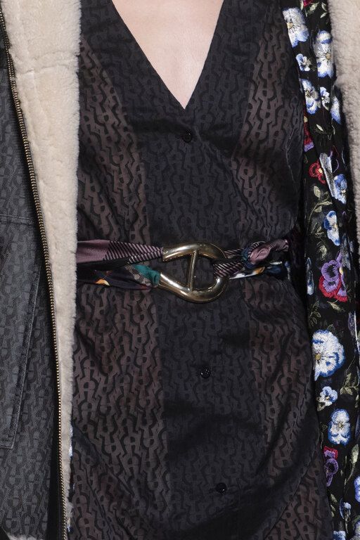 Από φουλάρι με μεταλλικό κούμπωμα, Aigner F/W 2019-2020