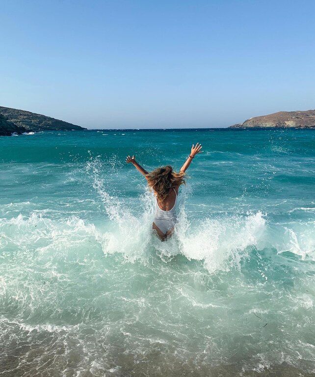 Παίζοντας με τα κύματα στην Κολυμπήθρα