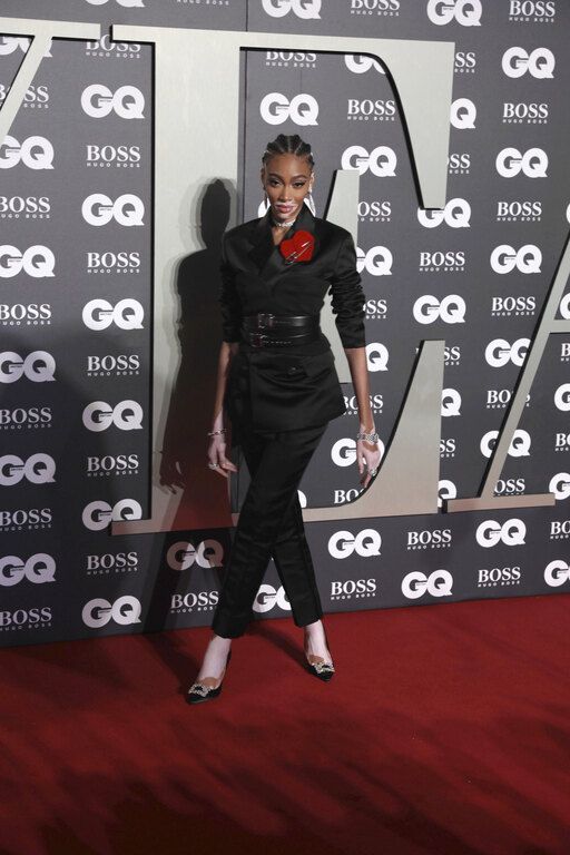 Η Winnie Harlow με σύνολο Prada