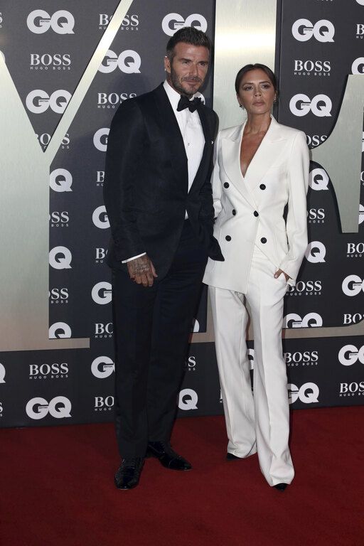 Η Victoria Beckham με σύνολο του δικού της fashion label και o David Beckham