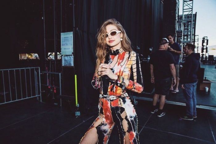 Η Gigi Hadid δεν το φοβήθηκε το εμπριμέ total look και είπε να το τονίσει ακόμα περισσότερο με μία ασορτί ζώνη.