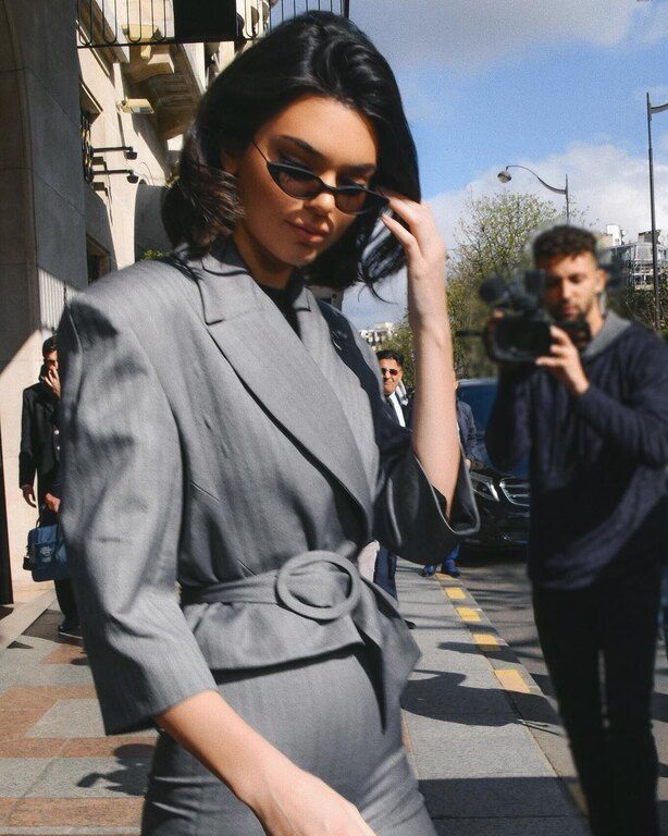 Η Kendall Jenner φοράει ζώνη ακόμα και πάνω από το ταγιέρ της για 80s αποτέλεσμα.