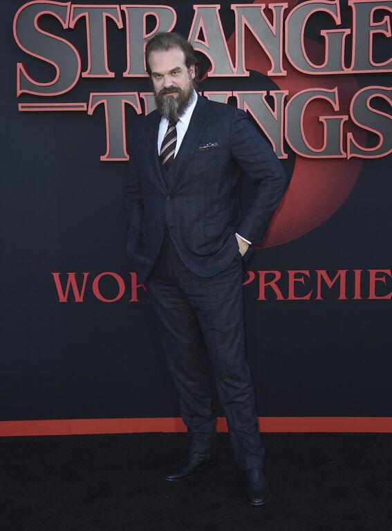 Πρόκειται για τον David Harbour τον πρωταγωνιστή του Stranger Things.