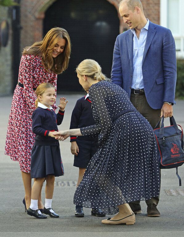 Η ατζέντα της Kate Middleton δεν περιέχει κανένα ταξίδι για τους επόμενους μήνες. Οι Βρετανοί την χαρακτηρίζουν ως «κλειδωμένη» κάτι που τους εντείνει την αγωνία. Γιατί να μην έχει προγραμματίσει ούτε εμφανίσεις αλλά ούτε και ταξίδια;
