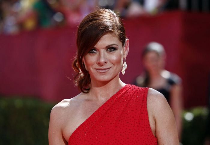 DEBRA MESSING. Είχαμε χαρεί που δεν φόρεσε κόκκινο κραγιόν μαζί με την κόκκινη τουαλέτα της αλλά δεν μας άρεσε η τόση φράντζα.