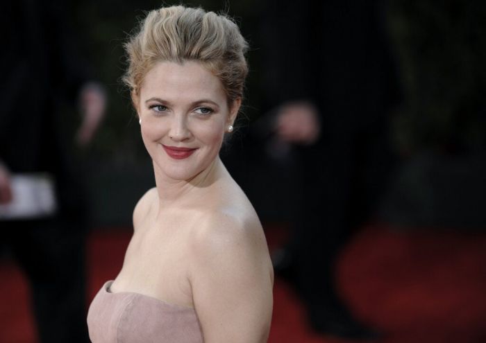 DREW BARRYMORE. Ο όγκος του χτενίσματός της συζητήθηκε πολύ όμως εμάς μας άρεσε πολύ. Είναι εξάλλου ένα από τα πολύ αγαπημένα μας κορίτσια.