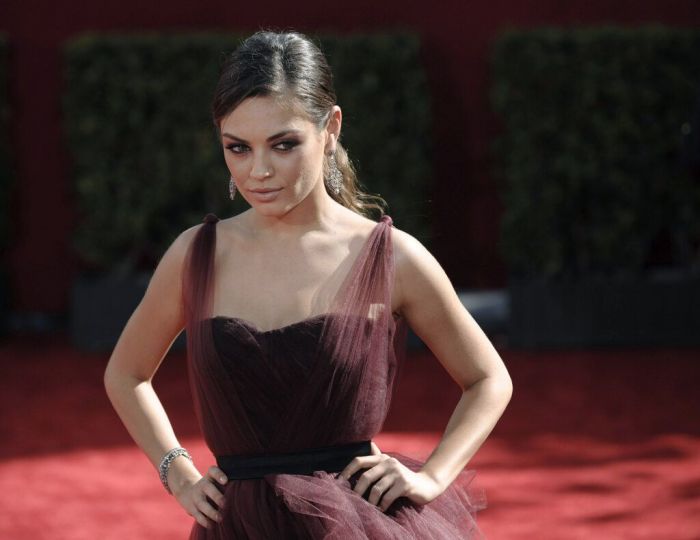 MILA KUNIS. Ήταν καλλονή και ταίριαξε το smoky της με το χρώμα του φορέματός της. Perfection!