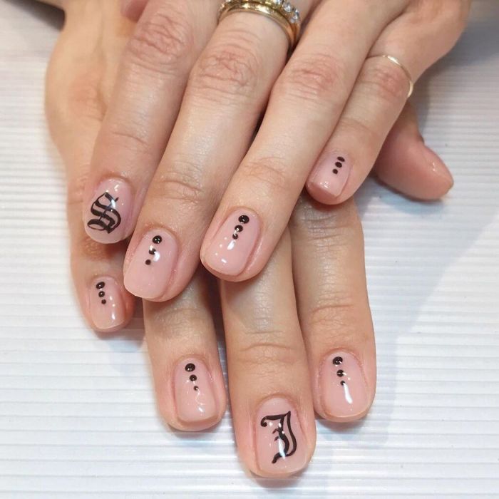 @nailartfairy Μπορείς να βάλεις τα αρχικά σου ή και του αγαπημένου σου.