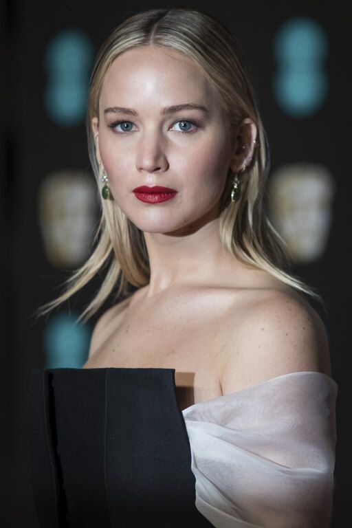 Τα sleek looks με τα κλασικά χρώματα στο μακιγιάζ είναι τα καλύτερα