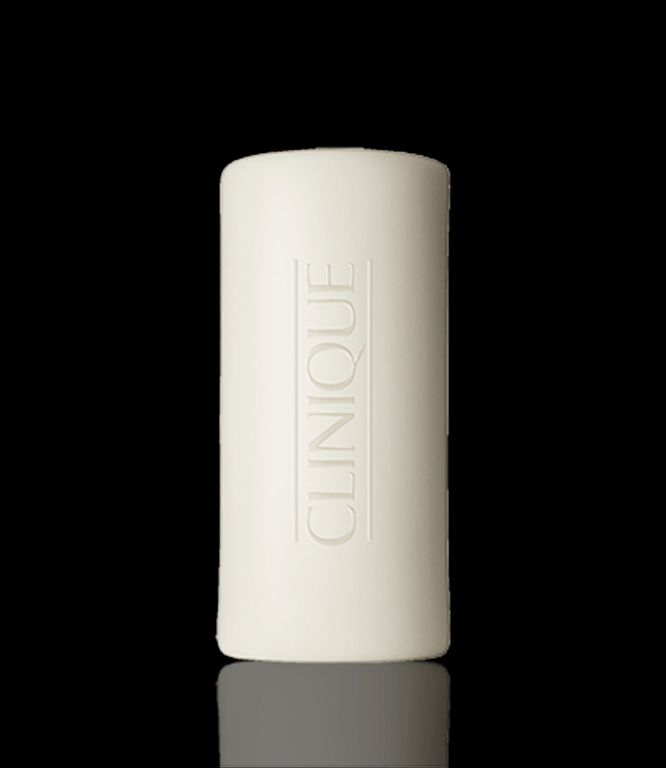 CLINIQUE, FACIAL BAR SOAP EXTRA MILD Είναι απαλό και για χρόνια αποτελεί το αγαπημένο σαπούνι πολλών γυναικών.
