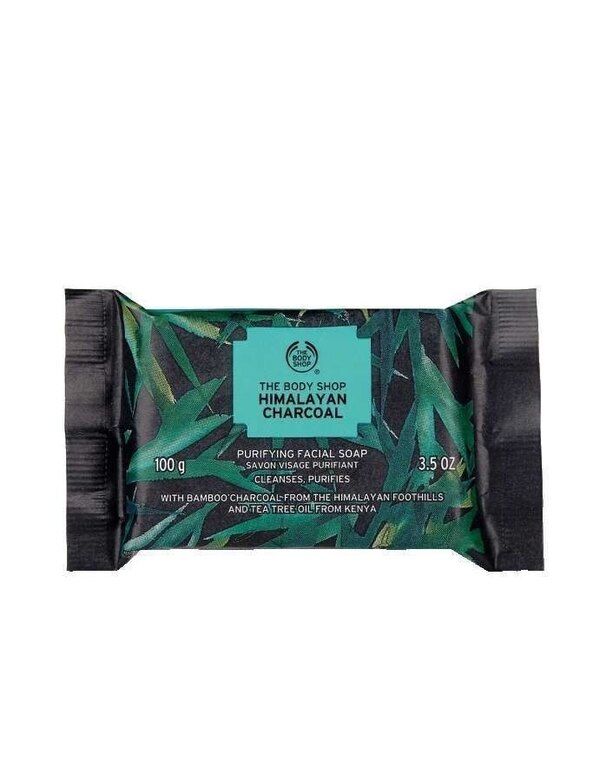 THE BODY SHOP, HIMALAYAN CHARCOAL PURIFYING FACIAL SOAP Είναι η τέλεια επιλογή για λιπαρές επιδερμίδες και επιδερμίδες με τάσεις ακμής.