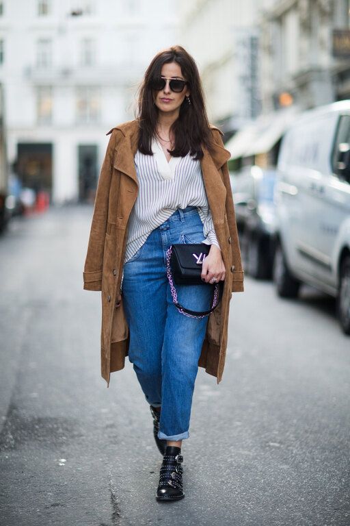 Με jean, πουκάμισο και booties.