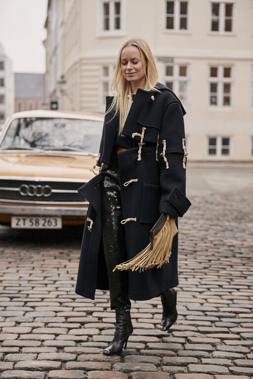 Αν θες να δώσεις ένα glam twist στο total black σύνολό σου, φόρεσε ένα κομμάτι με παγιέτες.