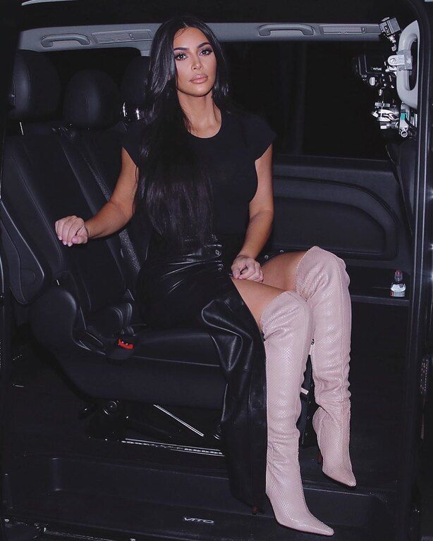 Αρχικά, η Kim, η Khloe κι η Kourtney ερωτήθηκαν αν κάποια μέρα τα παιδιά τους θα κληρονομήσουν την οικογενειακή επιχείρηση, μια ερώτηση στην οποία απάντησε η Kim καταφατικά.