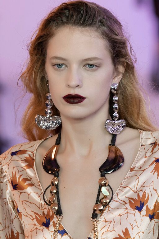 CHLOE. Στην πασαρέλα του οίκου Chloe τα μάτια παρέμειναν ultra chic και «γυμνά» ενώ το δέρμα ήταν αψεγάδιαστο και μάτ.