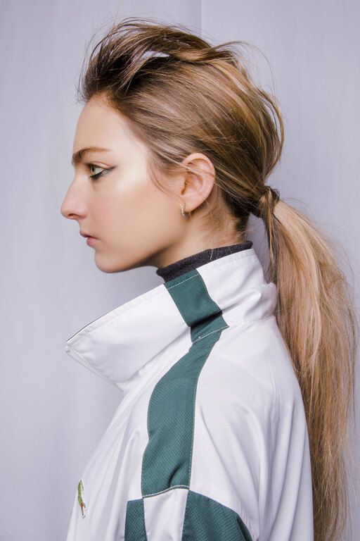 Είναι το ιδανικό athleisure χτένσμα και γίνεται με λίγο ξηρό σαμπουάν.