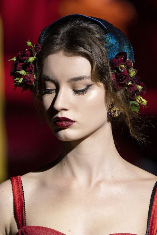 DOLCE & GABBANA. Οι Domenico και Stefano ήθελαν τα μοντέλα απόλυτα θηλυκά και –ξανά- συνδύασαν τα μπορντό χείλη με γατίσια μάτια κάνοντας τον απόλυτα κλασικό συνδυασμό.