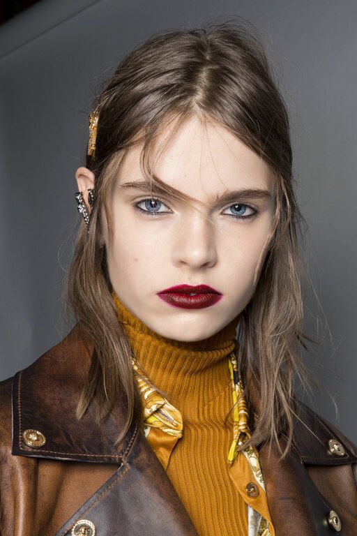 VERSACE. Στον οίκο Versace τα μοντέλα φόρεσαν το μπορντό κραγιόν με μολύβι στο κάτω βλέφαρο και καθόλου μάσκαρα! Το αποτέλεσμα ήταν μοντέρνο και καυτό!