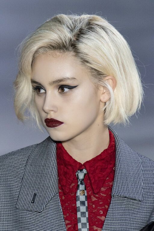 LOUIS VUITTON. Εδώ κυριάρχησαν τα punk στοιχεία με έντονο eyeliner και έντονα χείλη για τις πιο edgy εμφανίσεις.