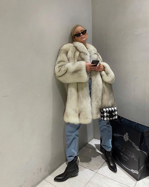 Συνδυάζοντας το faux fair coat σου με denim παντελόνι, δημιουργείς σύνολα που συνδυάζουν το casual με το glam. Και το κάνεις με τον πιο «φρέσκο» τρόπο.