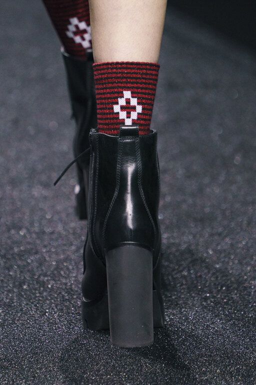 Με δερμάτινα, ψηλοτάκουνα booties, τα καλτσάκια σου θα είναι ιδανικά για να ολοκληρώσουν τα nerdy looks σου.