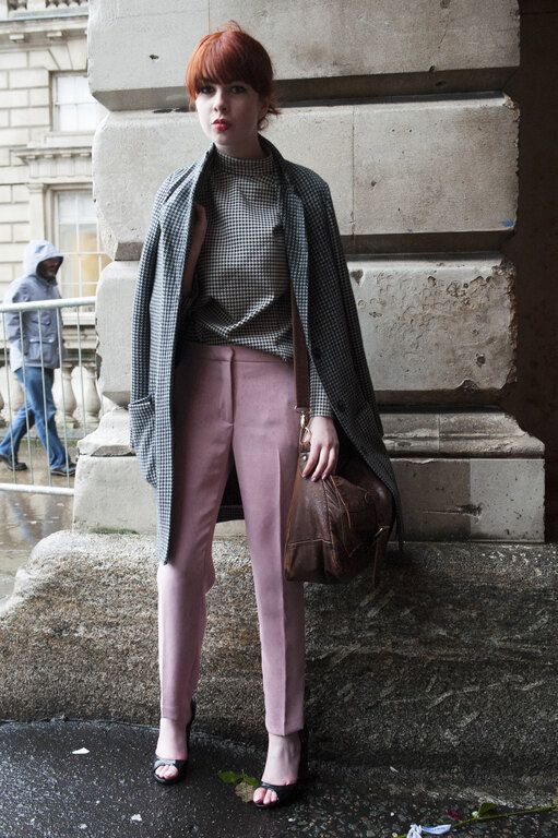 Ένα ρούχο σε dusty pink απόχρωση ταιριάζει σχεδόν με τα πάντα: με μαύρο και γκρι, με παστέλ, με γήινες αποχρώσεις αλλά και με έντονα μοβ και κυπαρισσί.