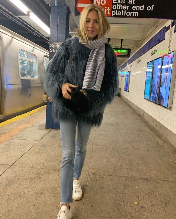 Αν παρακολουθείς το Instagram της Σοφίας Καρβέλα, τότε σίγουρα ξέρεις ότι η γλυκιά μαμά αγαπάει το φυσικό look και τις πιο νεανικές εμφανίσεις.