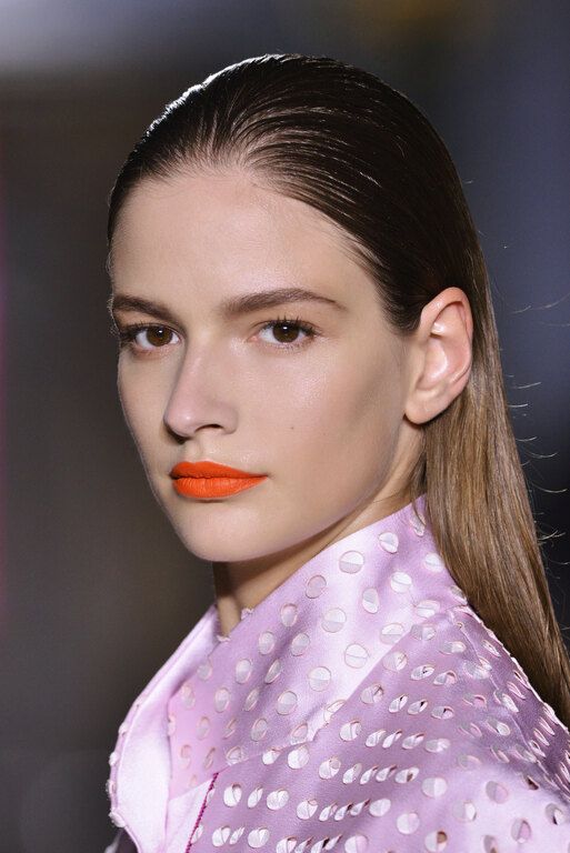 Είναι η ιδανική απόχρωση για ένα minimal chic βραδινό μακιγιάζ.