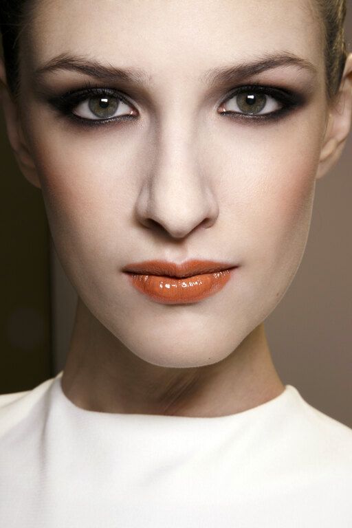 Ασφαλώς και ταιριάζει με ένα καυτό smoky eye.