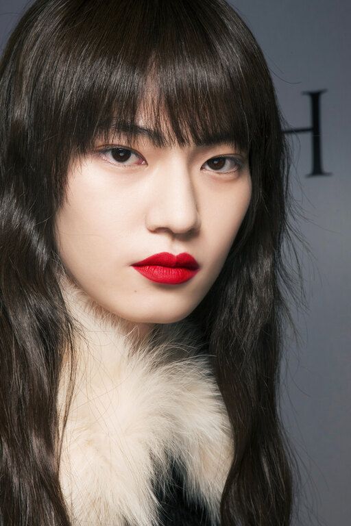 Φόρεσέ το με καθαρό δέρμα και ελαφρύ highlighter.